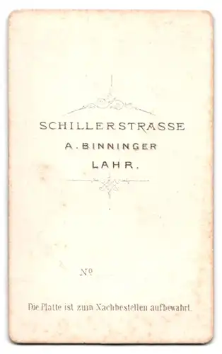 Fotografie A. Binninger, Lahr, Portrait Dame im Biedermeierkleid lehnt an einem Sessel