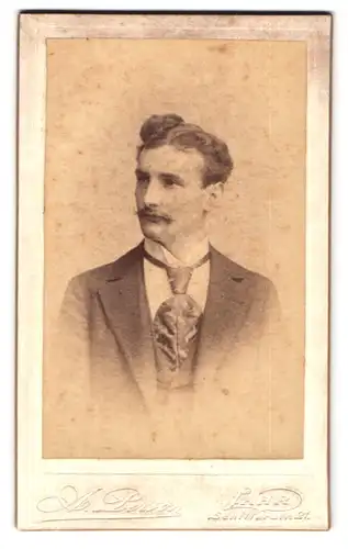 Fotografie A. Person, Lahr, Schillerstr. 21, Portrait junger Mann im Anzug mit Krawatte und Schnauzer