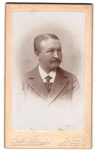 Fotografie A. Person, Lahr, Schillerstr. 21, Portrait Herr im Anzug mit Oberluppenbart und Seitenscheitel