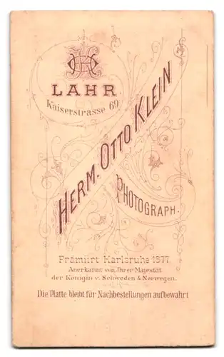 Fotografie Herm. Otto Klein, Lahr, Kaiserstrasse 69, Portrait älterer Herr und Dame im Anzug und seidenen Kleid