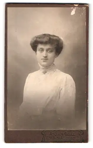 Fotografie Atelier Grell, Breslau, Lohestrasse 7, Portrait Dame im weissen Kleid mit Brosche und toupierten Haaren