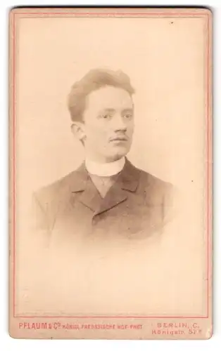 Fotografie Pflaum & Co., Berlin, Königstr. 57, Portrait junger Mann im Anzug mit Collar