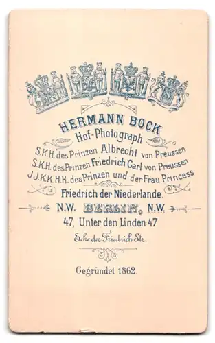 Fotografie Herm. Bock, Berlin, Unter den Linden 47, Portrait Herr im Anzug mit Fliege und Kurzhaarschnitt