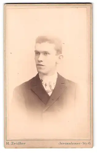Fotografie H. Zeidler, Berlin, Jerusalemer-Str. 6, Portrait Herr im Anzug mit gestreifter Krawatte