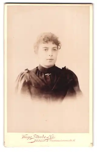 Fotografie Hugo Strube & Co., Berlin, Prinzessinnenstr. 16, Portrait junge Frau im schwarzen Kleid mit Locken