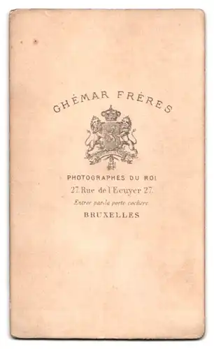 Fotografie Ghemar Freres, Bruxelles, Rue de l`Ecuyer 27, Portrait älterer Herr im Anzug mit Fliege