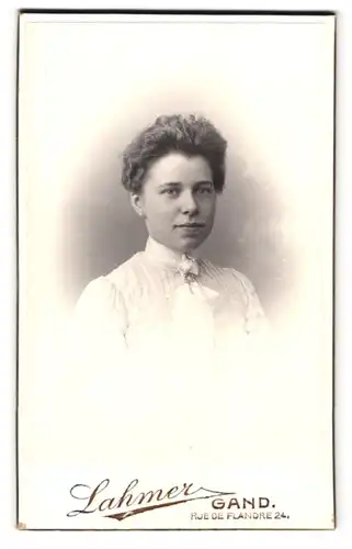 Fotografie Lahmer, Gand, Rue de Flandre 24, Portrait junge Frau im gestreiften Kleid mit Schlips