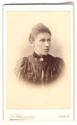 Fotografie A. Schummer, Gand, Rue de l`angneau 10, Portrait Dame im Biedermeierkleid mit Brosche und Hochsteckfrisur