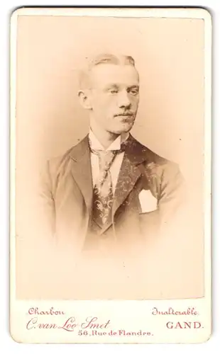 Fotografie C. van Loo-Smet, Gand, Rue de Flandre 65, Portrait blonder Herr im Anzug mit bemusterter Krawatte