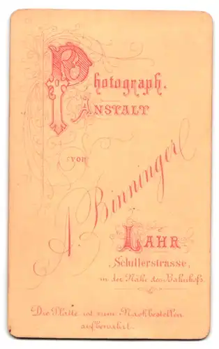 Fotografie A. Binninger, Lahr, Schillerstrasse, Portrait Herr im Anzug mit Locken und Oberlippenbart