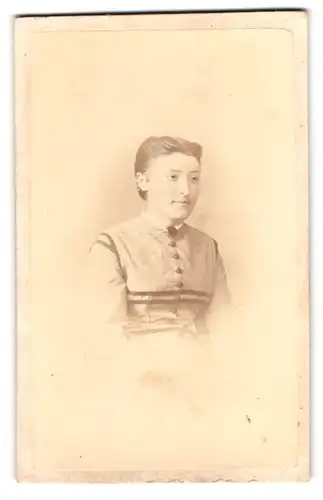 Fotografie A. Binninger, Lahr, Schillerstrasse, Portrait Dame im hellen Kleid mit zurückgebundenen Haaren