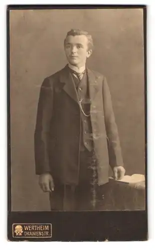 Fotografie Wertheim, Berlin, Oranienstrasse, Portrait junger Mann Hans im Anzug mit Schlips