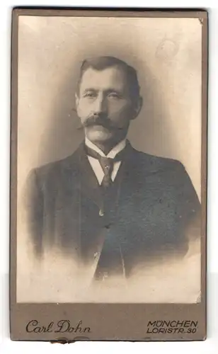 Fotografie Carl Dohn, München, Loristr. 30, Portrait Herr im dunklen Anzug mit Walrossbart