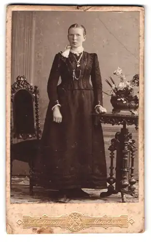 Fotografie F. X. Ostermayr, München, Karlsplatz 6, Portrait junge Frau im schwarzen Kleid mit Halskette und Schleife