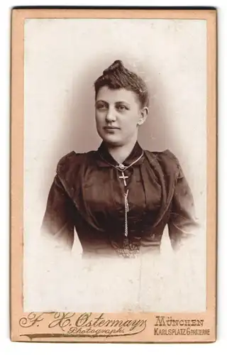 Fotografie F. X. Ostermayr, München, Karlsplatz 6, Portrait Dame im schwarzen Kleid mit Kreuzkette und Hochsteckfrisur