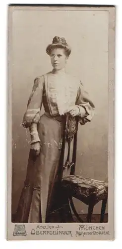 Fotografie Oberpollinger, München, Neuhauser-Str. 44-46, Portrait junge Frau im hellen Kleid mit Hochsteckfrisur