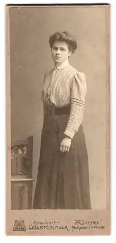 Fotografie Oberpollinger, München, Neuhauserstr. 44-46, Portrait Jula Dudenhöffer in heller Bluse mit toupierten Haaren