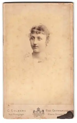 Fotografie C. Colberg, Bad Oeynhausen, Klosterstr. 13, Portrait junge Frau mit Locken im Kopfporträt