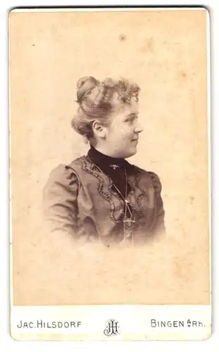 Fotografie Jac. Hilsdorf, Bingen a. Rh., Portrait Clärle Winther im Biedermeierkleid mit Dutt