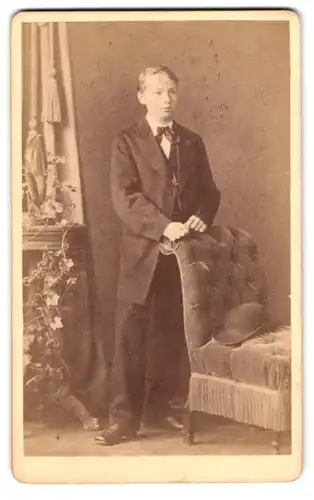 Fotografie H. Kopp, Baden-Baden, Schillerstrasse 1, Portrait Junge H. Zähringer im Anzug mit Hut