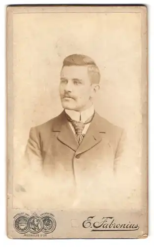 Fotografie E. Fabronius, Bruxelles, Rue Neuve 11, Portrait Herr im Anzug mit Krawatte und Oberlippenbart