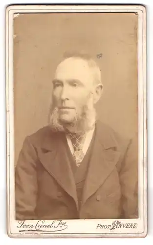 Fotografie J. von Crewel Jeune, Anvers, Rue du Pelican 48, Portrait Herr im Anzug mit Backenbart und Halbglatze