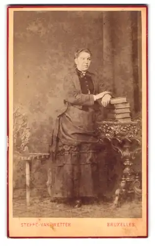 Fotografie Steppe-van Wetter, Bruxelles, Boulevard Waterloss 114, Portrait Dame im Biedermeierkleid lehnt auf Bücher