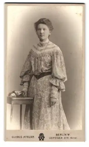Fotografie Globus Atelier, Berlin, Leipziger Str. 132 /137, Portrait junge Frau im gemusterten Kleid mit Halskette