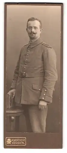 Fotografie A. Wertheim, Berlin, Königstr., Portrait Soldat in Feldgrau Uniform Rgt. 208 mit Kaiser Wilhelm Bart