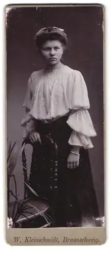 Fotografie W. Kleinschmidt, Braunschweig, Portrait junge Frau in weisser Bluse mit Halskette