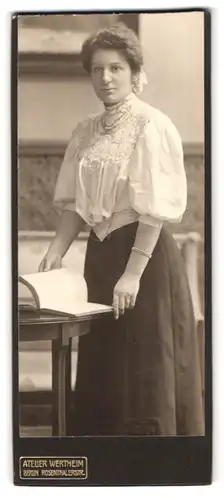 Fotografie Atelier Wertheim, Berlin, Rosenthalerstrasse, Portrait Dame in weisser Bluse mit Halskette und Armkettchen