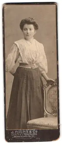 Fotografie J. Fuchs & Co., Charlottenburg, Wilmersdorferstr. 57, Portrait Dame in weisser Bluse mit toupierten Haaren