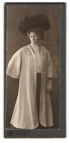 Fotografie A. Jandorf, Berlin, Portrait Dame in weisser Bluse mit Kimono und breitem Hut