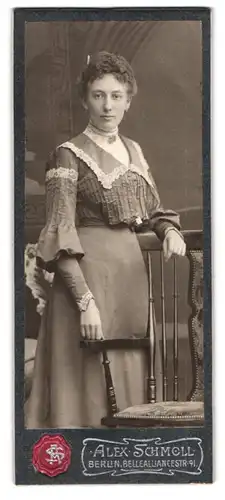 Fotografie Alex Schmoll, Berlin, Bellealliancestr. 91, Portrait Dame im bestickten Kleid mit Locken