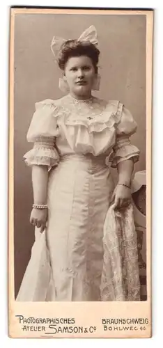 Fotografie Samson & Co., Braunschweig, Bohlweg 66, Portrait Grete Albrecht im weissen Kleid mit Haarschleife