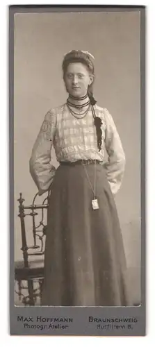 Fotografie Max Hoffmann, Braunschweig, Hutfiltern 8, Portrait junge Frau in karierter Bluse mit Halsketten