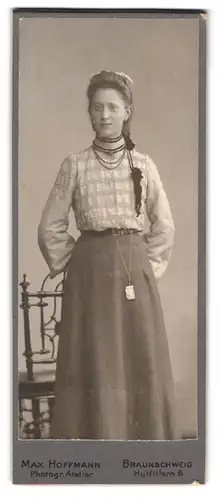 Fotografie Max Hoffmann, Braunschweig, Hutfiltern 8, Portrait junge Frau in gestreifter Bluse mit Halsketten