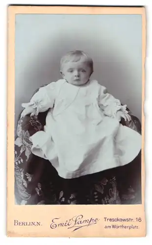 Fotografie Emil Lampe, Berlin, Treschkowstr. 18, Portrait blondes Kleinkind im weissen Kleid auf einem Sessel