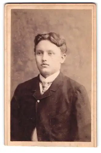 Fotografie E. Faehling, Berlin-SW, Leipziger-Strasse 63 a, Portrait junger Mann im Anzug mit Krawatte
