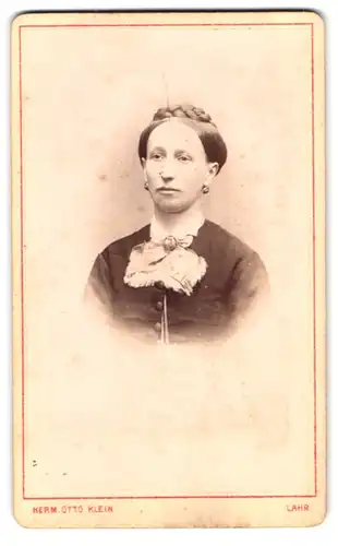 Fotografie Herm. Otto Klein, Lahr, Portrait junge Dame mit Hochsteckfrisur und Kragenbrosche