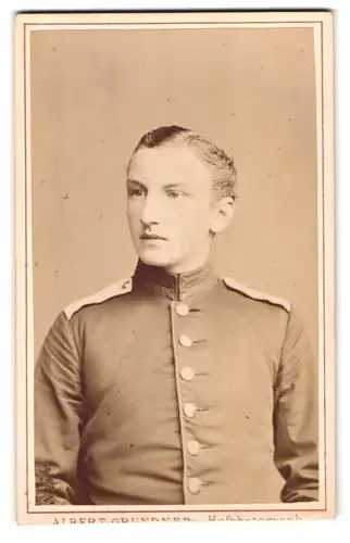 Fotografie Albert Grundner, Berlin, Potsdamer-Strasse 111, Portrait Soldat in Uniform