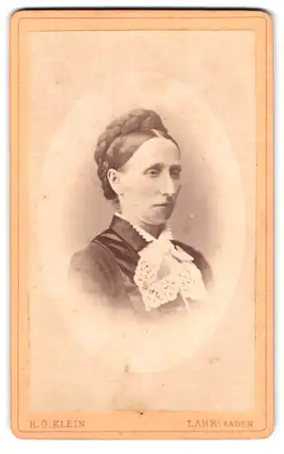 Fotografie H. O. Klein, Lahr, Kaiser-Strasse, Portrait bürgerliche Dame mit Hochsteckfrisur