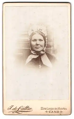 Fotografie J. de Lattre, Gand, 20, Rue Longue des Violettes, Portrait bürgerliche Dame mit Haube