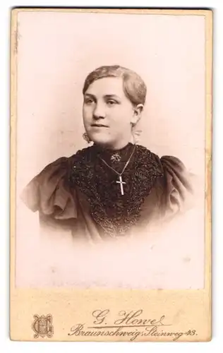 Fotografie G. Howe, Braunschweig, Steinweg 43, Portrait junge Dame im bestickten Kleid mit Kreuzkette