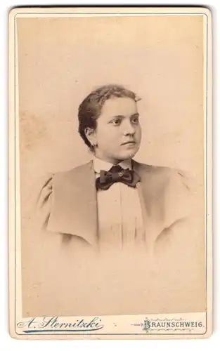 Fotografie A. Sternitzki, Braunschweig, Steinweg 10, Portrait junge Dame mit zurückgebundenem Haar