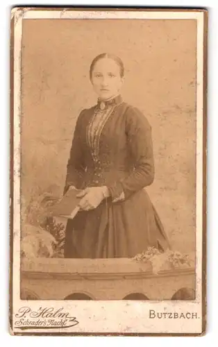 Fotografie P. Halm, Butzbach, Portrait junge Dame im Kleid mit Buch in der Hand