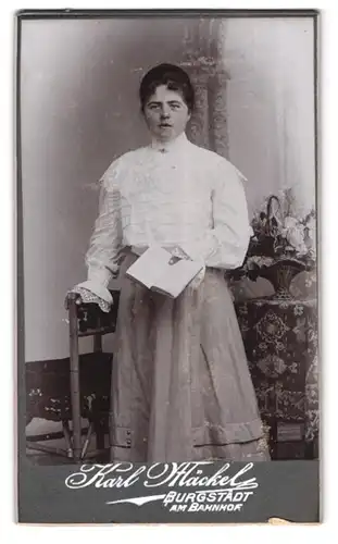 Fotografie Karl Mäckel, Burgstädt, Am Bahnhof, Portrait Dame in weisser Bluse mit Buch ind er Hand