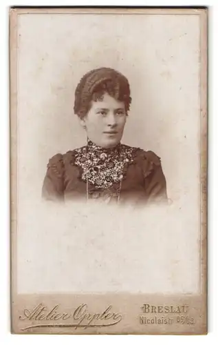 Fotografie Atelier Oppler, Breslau, Nicolaistr. 65 /68, Portrait Dame im Biedermeierkleid mit Locken