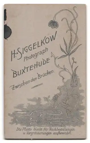 Fotografie H. Siggelkow, Buxtehude, Zwischen den Brücken, Portrait Herr im Anzug mit breiter Krawatte, Zwicker Brille