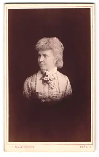 Fotografie J. C. Schaarwächter, Berlin, Friedrich-Str. 190, Portrait blonde Dame im Kleid mit Locken